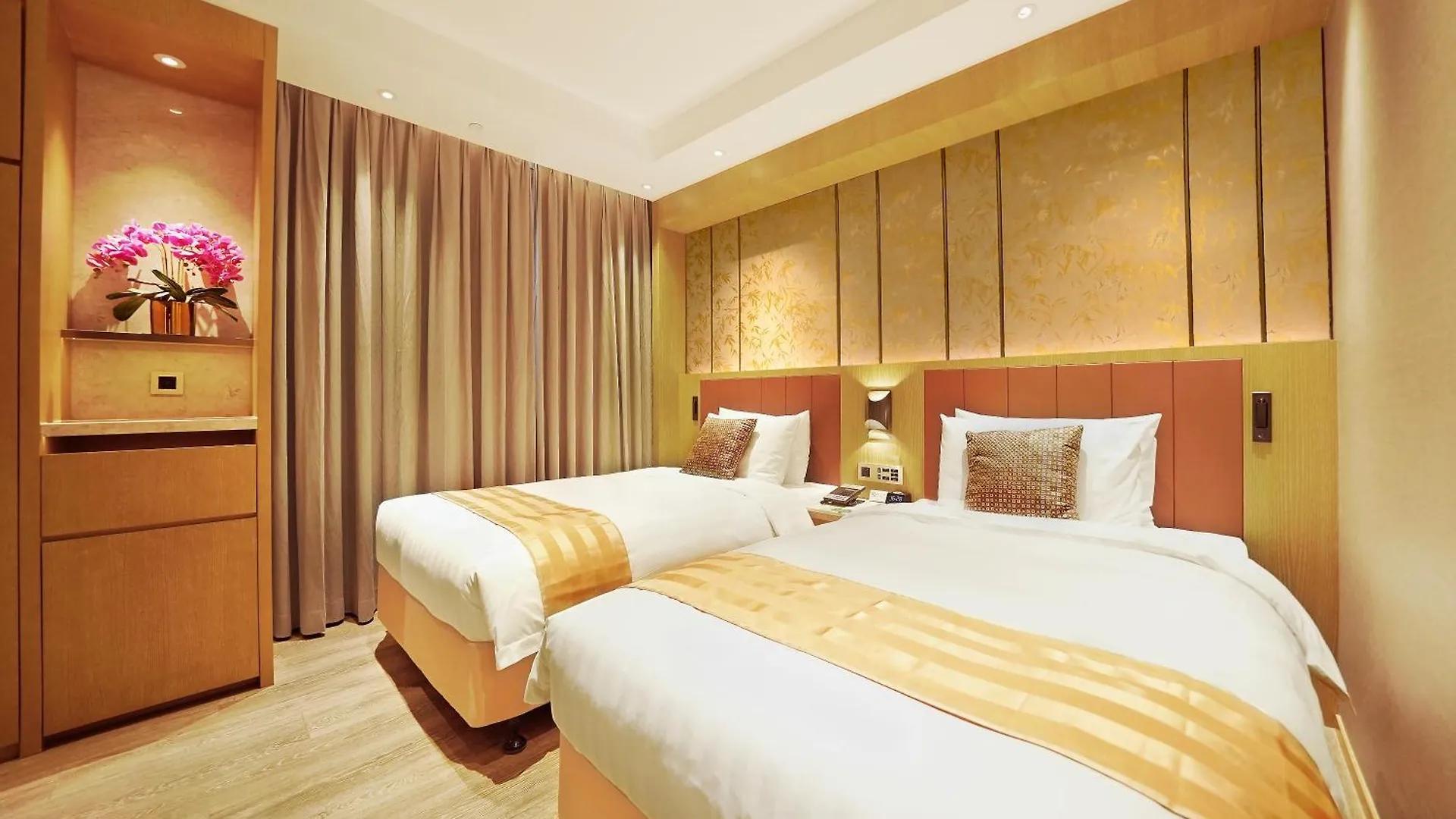 Grand Dragon Hotel Macau 4*,